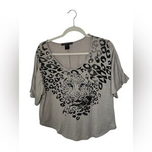 No strings attached leopard graphic tee♥️